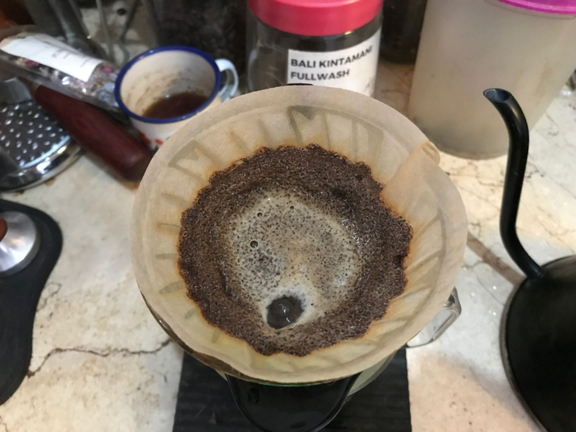 Menyeduh kopi dengan metode pour over menggunakan Hario V60.