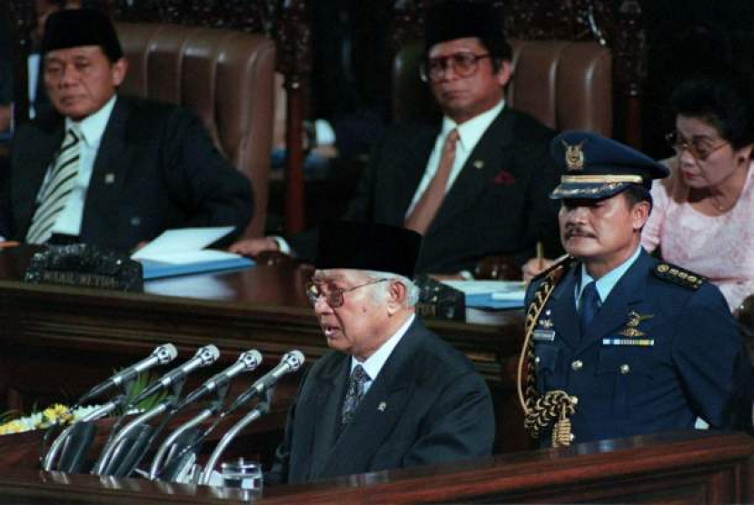 Presiden Soeharto menyampaikan pidato anggaran belanja negara pada Sidang Paripiurda MPR/DPR RI, 6 Januari 1998. (dok Republika)