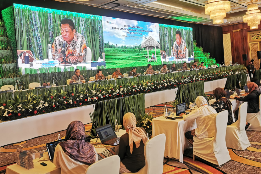 Jajaran direksi PT Telkom Indonesia mengikuti sesi konferensi pers usai Rapat Umum Pemegang Saham Tahun Buku 2023 di Jakarta, Jumat (3/5/2024).