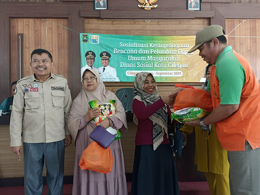 Penyaluran sembako kepada puluhan kepala keluarga yang terdampak kekeringan di Cilegon, Jumat (1/9/2023). Foto: Diskominfo Kota Cilegon