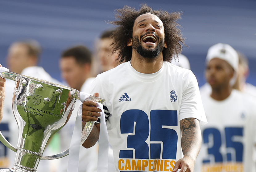 Pemain veteran Real Madrid, Marcelo, memegang trofi La Liga Spanyol, Sabtu (30/4/2022) malam WIB. (EPA-EFE) 
