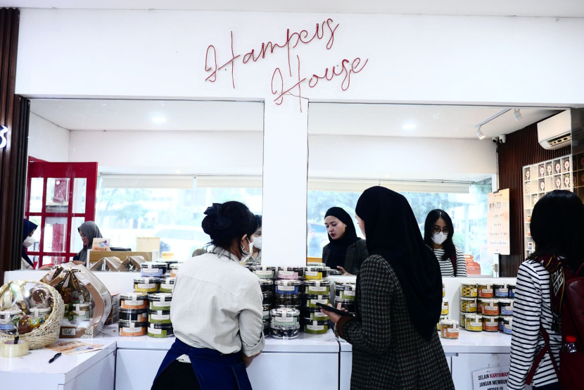 Pengunjung Gerai J&C Cookies di Jl Martadinata Bandung memilih varian kue kering yang akan dibelinya 