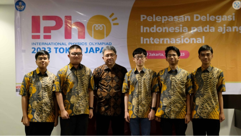 Lima wakil Indonesia di IPhO 2023 berpose bersama Pelaksana tugas (Plt) Kepala Pusat Prestasi Nasional (Puspresnas) Kemendikbudristek Hendarmanam, sebelum keberangkatan. Foto : puspresnas