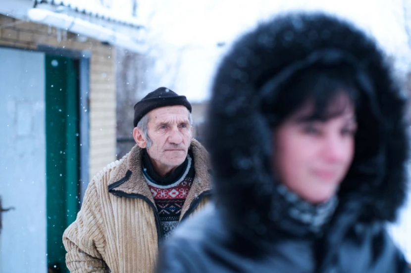Warga Popasna di wilayah Luhansk di Ukraina timur, yang tetap hidup tenang meskipun ketegangan meningkat di perbatasan Ukraina dan Rusia.Kota dengan kesetiaan politik yang terbagi di antara dua negara yang kini diambang perang[Nils Adler/Al Jazeera]