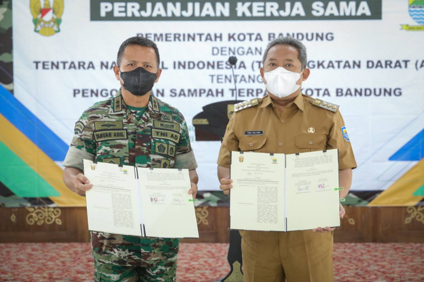 Penandatanganan Kerja Sama Pengelolaan Sampah Pemkot Bandung dan TNI AD