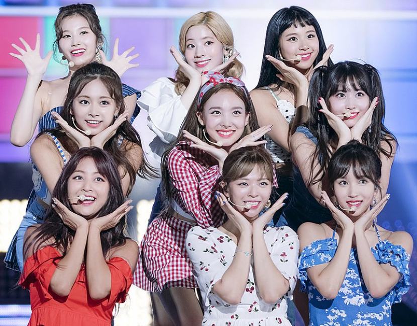 Para anggota TWICE perbarui kontrak dengan JYP Entertainment. Sumber: Wikipedia