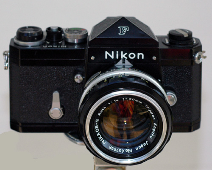 Kamera SLR bermerek Nikon F yang rilis pada 1959. Sumber: Wikipedia