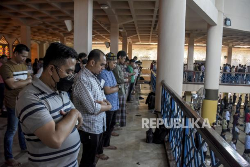 Jamaah melaksanakan ibadah Sholat Jumat di Masjid Raya Bandung, Jalan Dalem Kaum, Kota Bandung, Jumat (11/3/2022). Foto: Republika/Abdan Syakura