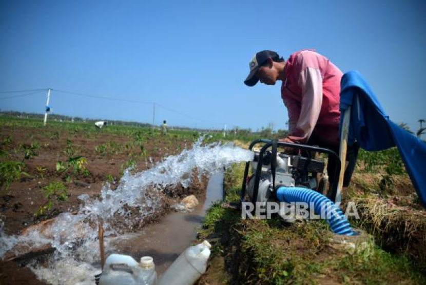 Petani mengatur pompa air untuk pengairan lahan persawahan. (Republika/Wihdan Hidayat)