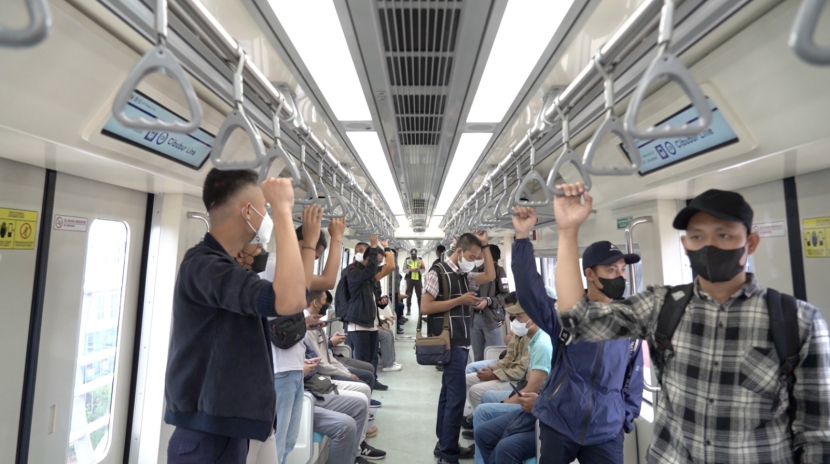 Ilustrasi. Penumpang LRT Jabodebek saat uji coba penggunaan beberapa waktu lalu. (Foto: Dok. Humas PT KAI)