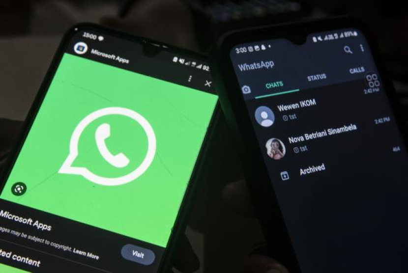 Pengguna menunjukkan aplikasi Whatsapp di ponselnya. Cara Membuat Voice Status di Whatsapp (WA). Foto: ANTARA/Muhammad Adimaja 