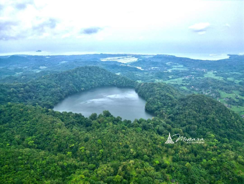 Wisata danau di atas bukit Pulau Bawean, Danau Kastoba. Foto: Menara Photography