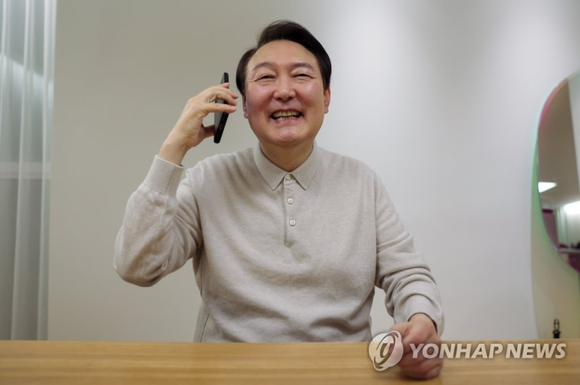 Presiden Yoon Suk-yeol berbicara melalui telepon dengan anggota tim sepak bola nasional pada 3 Desember 2022. Sumber Foto: Yonhap News Agency.