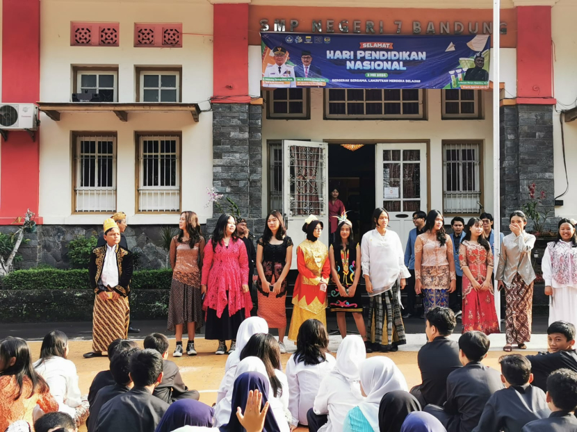 Pemilihan peserta upacara dengan pakaian tradisional terbaik digelar usai mengikuti Upacara peringatan Hari Pendidikan Nasional di Lapang sekolah SMPN 7 Bandung, Kamis (2/5/2024).