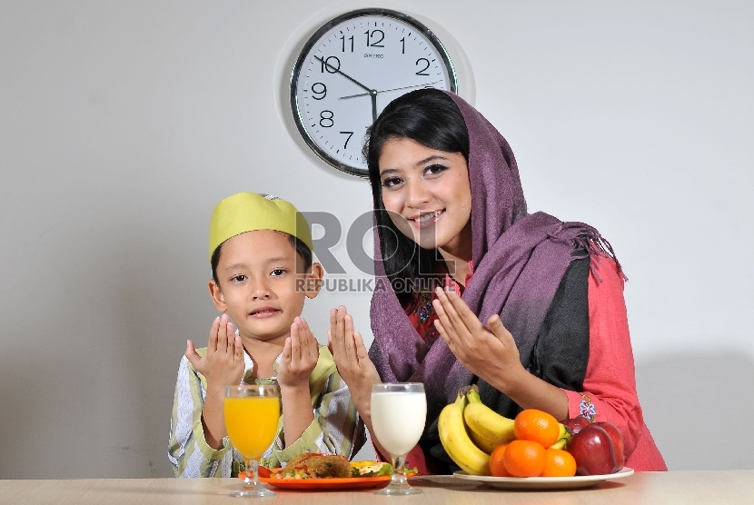 Sahur. Rasulullah berpesan agar umatnya tidak melewatkan sahur walau hanya dengan segelas air. Karena di dalam sahur ada keberkahan. Foto: Republika.