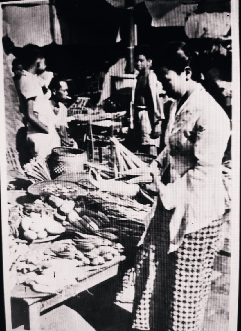 Penjual tempe di pasar Jakarta pada tahun 1950-an