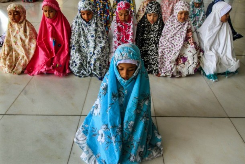 Sejumlah anak mengikuti latihan salat dhuha di Taman Pendidikan Anak (TPA) Islamic Centre, Lhokseumawe, Aceh. Sholat Dhuha: Bacaan Lengkap Niat 2 Rakaat dan Doanya. Foto: Antara/Rahmad 