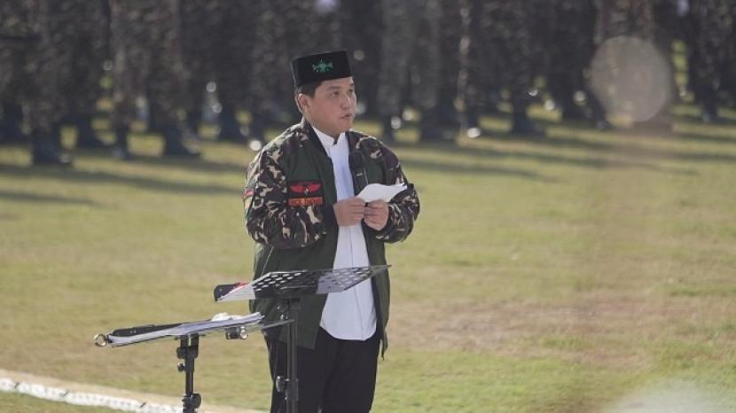 Erick Thohir is wearing Banser uniform shirt in the middle of commemoration of One Century of NU in Sidoarjo, East Jawa.