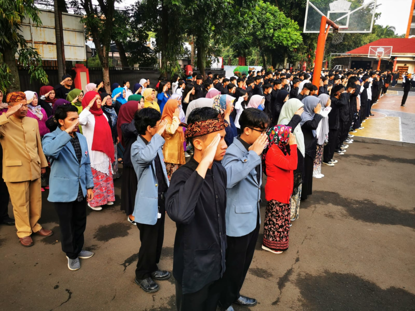 Siswa-siswi berpakaian tradisional mengikuti Upacara peringatan Hari Pendidikan Nasional di Lapang sekolah SMPN 7 Bandung, Kamis (2/5/2024).