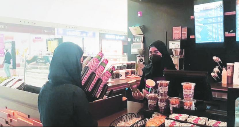 Di kafe-kafe Arab Saudi sedang menjamur barista-barista wanita.