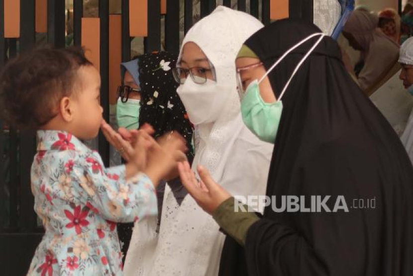 Seorang balita mengikuti orang tuanya saat berdoa pada pelaksanaan Sholat Idul Fitr. Daftar Lokasi Sholat Idul Fitri 21 April 2023 di Kudus dan Sekitarny. Foto: Dok. Republika 