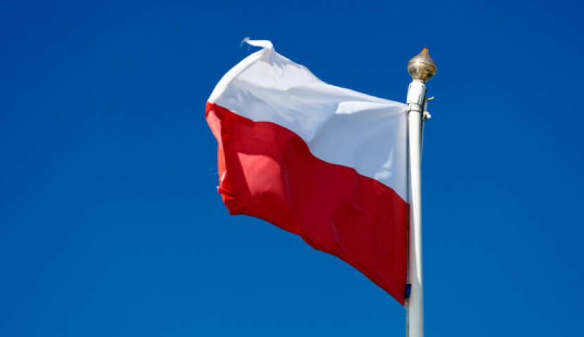 Bendera Polandia. Bendera putih merah milik Polandia punya kemiripan dengan Indonesia.