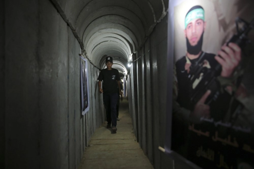 Sebuah labirin terowongan yang dibangun oleh Hamas membentang melintasi lingkungan padat di Jalur Gaza, bersembunyi militan, persenjataan rudal mereka, dan lebih dari 200 sandera yang kini mereka sandera setelah serangan 7 Oktober 2023 yang belum pernah terjadi sebelumnya terhadap Israel.