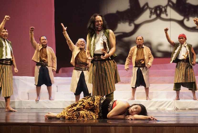Bengkel Teater kala menampilkan lakon Panembahan Reso. Kisah ini mengkritik suksesi di kerajaan Jawa yang selalu berdarah dan terjadi kelicikan.