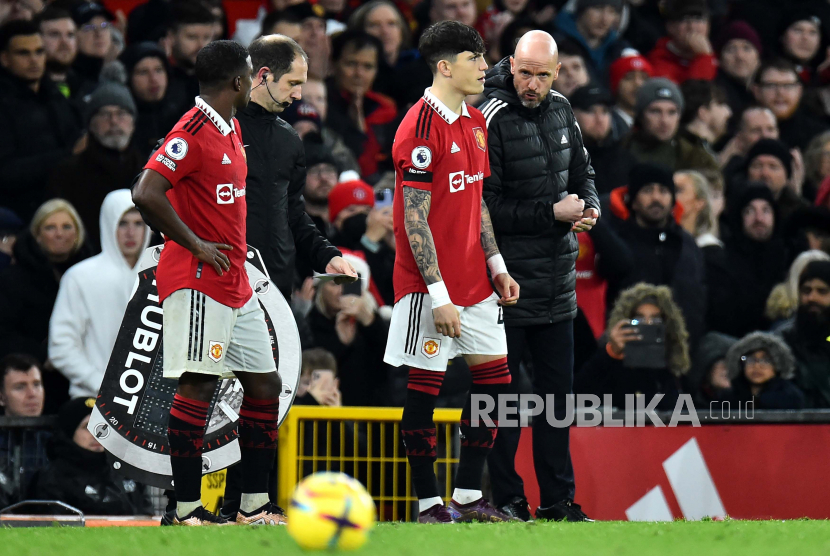 Alejandro Garnacho (tengah) dari Manchester United mendapat instruksi dari pelatih Erik ten Hag sebelum masuk lapangan. Foto: EPA-EFE/Peter Powell EDITORIAL USE ONLY.