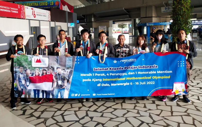   Tim Olimpiade Indonesia sesampainya di Bandara Soekarno-Hatta, Banten,  Minggu (17/07/22) seusai meraih lima medali pada  International Mathematical Olympiad (IMO) ke-63 di Oslo, Norwegia. Foto : kemdikbud.go.id