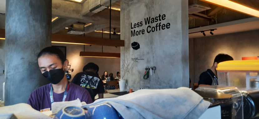  Kafe Work Coffee Jakarta yang tidak menyediakan tempat makan minum plastik.