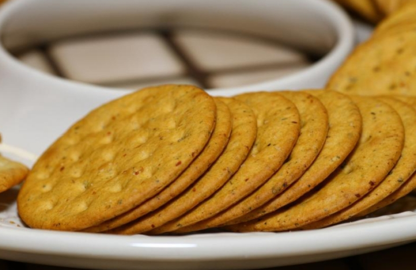 Biskuit dan sirup menjadi pilihan belanja selama Ramadhan. Perlu cerdas memilih produk biskuit dan sirup yang halal, ber-SNI, tidak kedaluwarsa (foto: pixabay.com)