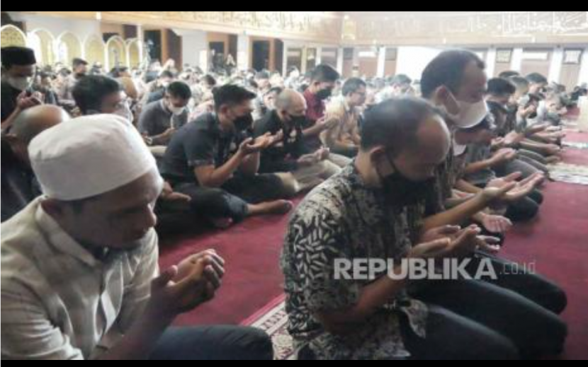 Doa bersama keselamatan Eril Putra Sulung Ridwan Kamil di Masjid Al Muttaqin, Jumat (27/5)/Edi Yusuf