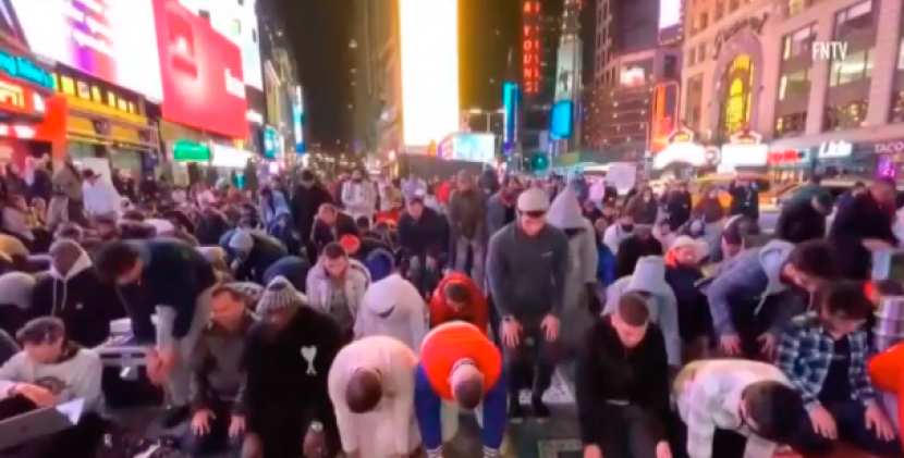 Muslim AS yang sedang menjalankan sholat tarawih pertama di Times Square, Manhattan, New York.