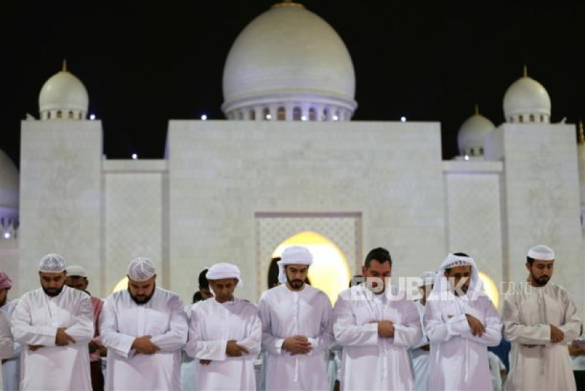 Umat Muslim melakukan shalat saat Lailatul Qadar di Masjid Agung Sheikh Zayed pada malam ke-27 Ramadan, bulan suci ramadhan di Abu Dhabi, Uni Emirat Arab, Selasa (18/4/2023).