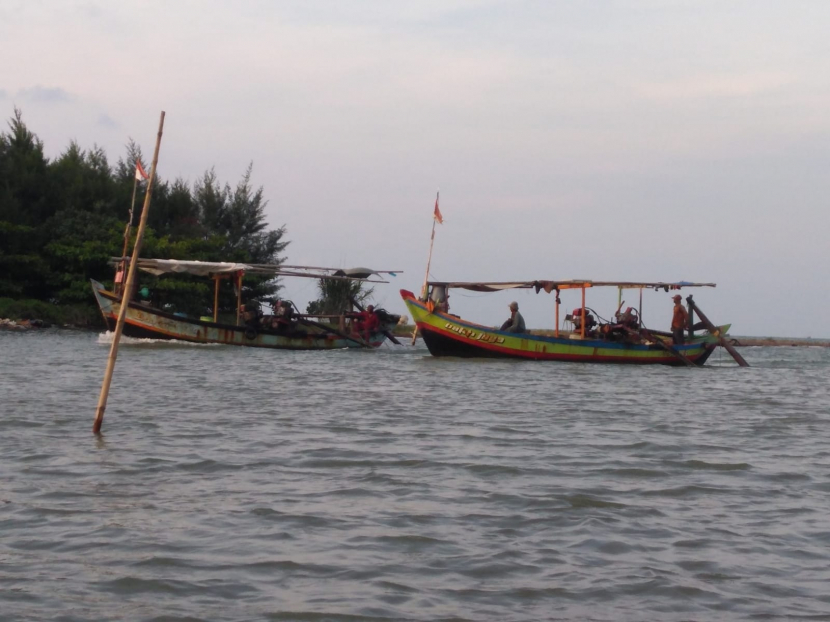 Dua perahu nelayan berpapasan di perairan Desa Karangsong, Kecamatan/Kabupaten Indramayu. (Lilis Sri Handayani)