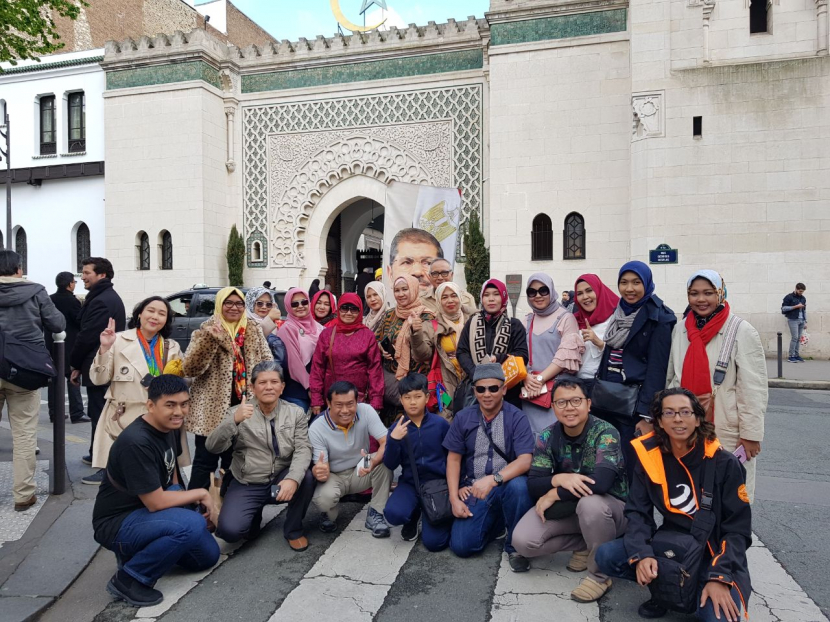 Wisatawan Muslim (Muslim traveller) asal Indonesia berfoto di depan Masjid Raya Paris. (kredit foto: Dok Adinda Azzahra Tour)