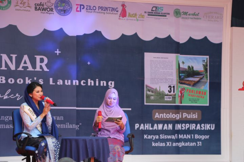 Miss Indonesia 2022 Audrey Vanessa menjadi bintang tamu acara peluncuran buku antologi puisi “Pahlawan Inspirasiku” karya Siswa/i kelas XI MAN 1 Bogor, Kamis (10/11/2022). (Foto-foto: Dok MAN 1 Bogor)