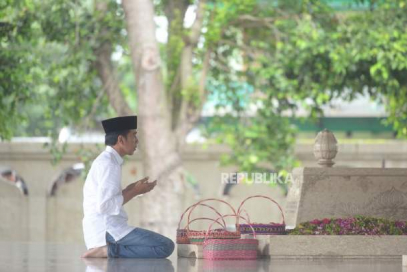Presiden Joko Widodo berziarah ke makam Bung Karno di sela kunjungan kerja di Blitar, Jawa Timur, Kamis (3/1/2019). (Wihdan Hidayat/Republika)