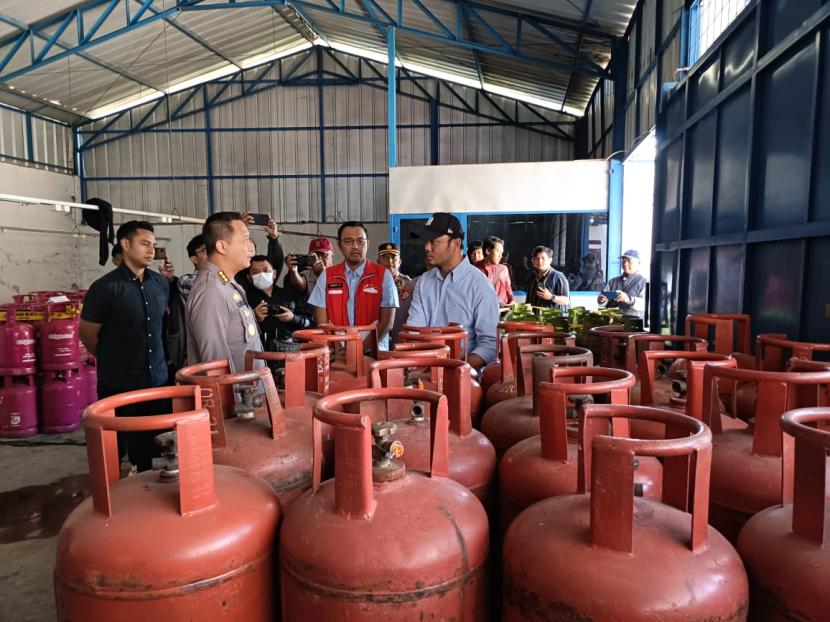 Polresta Bandung yang telah berhasil mengungkapkan dan menangkap pelaku pengoplosan LPG 3 Kg Subsidi ke LPG Bright Gas 5,5 Kg dan 12 Kg Non Subsidi. (Dok. Matapantura.republika.co.id). 