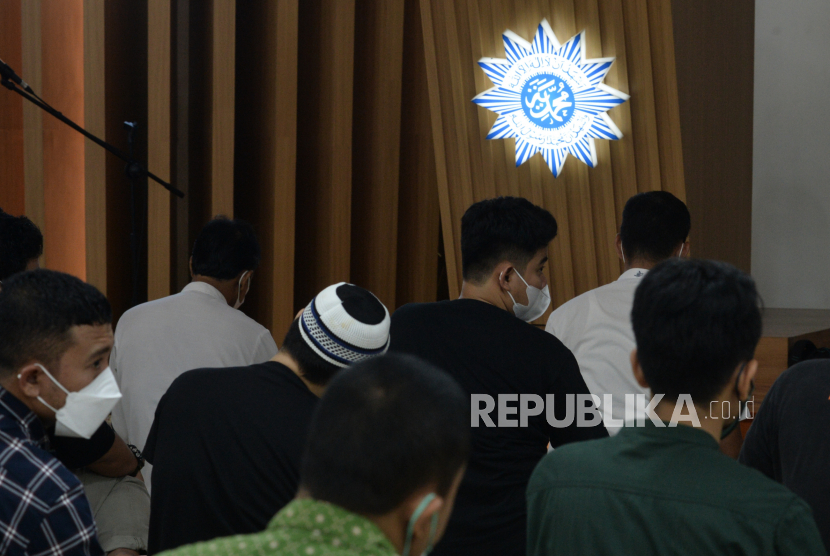 Sholat Tarawih. Warga Muhammadiyah melaksanakan sholat tarawih 11 rakaat. Foto: Republika.
