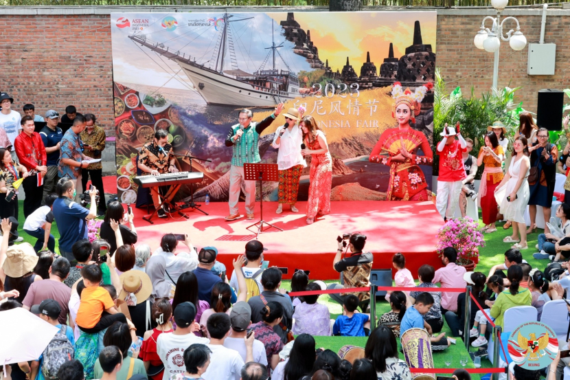 Pengunjung 'Indonesia Fair 2023' di halaman KBRI Beijing, Sabtu (10/6/2023). dok: KBRI Beijing