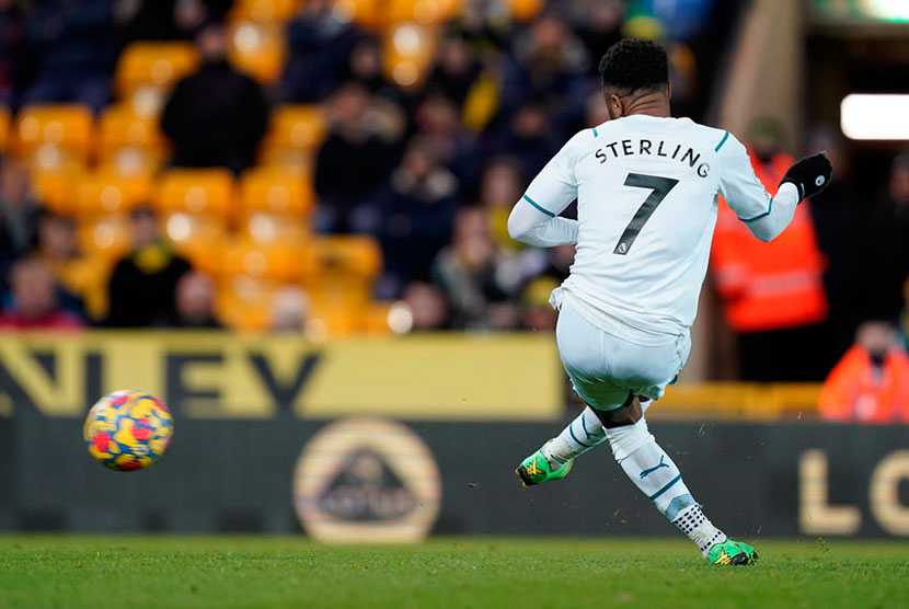 Raheem Sterling saat menendang penalti pada laga Norwich vs Manchester City. EPA-EFE/TIM K