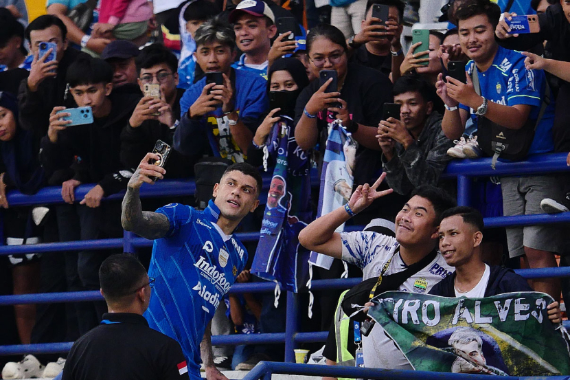 Striker Persib Ciro Alves berfoto bersama bobotoh usai laga BRI Liga 1 antara Persib Bandung melawan Persebaya Surabaya di Stadion Jalak Harupat, Bandung, Sabtu (20/4/2024). (Foto: Yogi Ardhi/Republika Network)