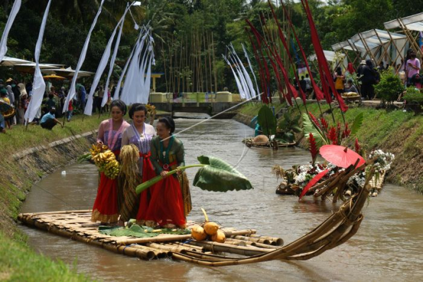 Di akhir pekan lalu, ada beberapa festival budaya di berbagai daerah di Indonesia yang digelar di pantai, kali hingga di selokan. (sumber: Antara Foto)