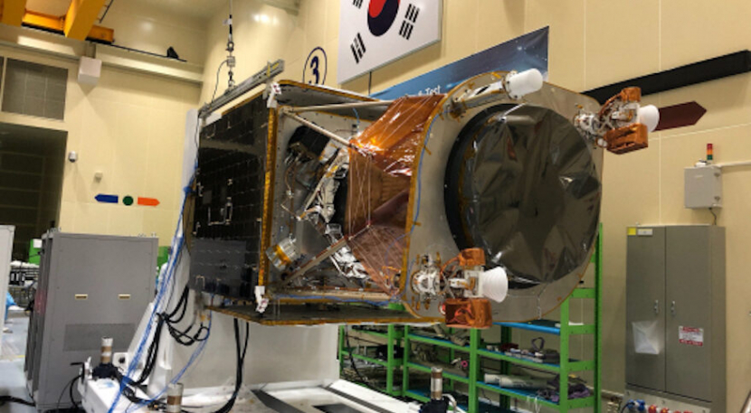 Satelit penginderaan jauh CAS500-2 Korea Selatan terlihat di fasilitas manufaktur Institut Penelitian Aerospace Korea. Ini akan diluncurkan pada paruh pertama tahun ini dengan roket Soyuz dari Baikonur Cosmodrome. Gambar: Institut Penelitian Dirgantara Korea