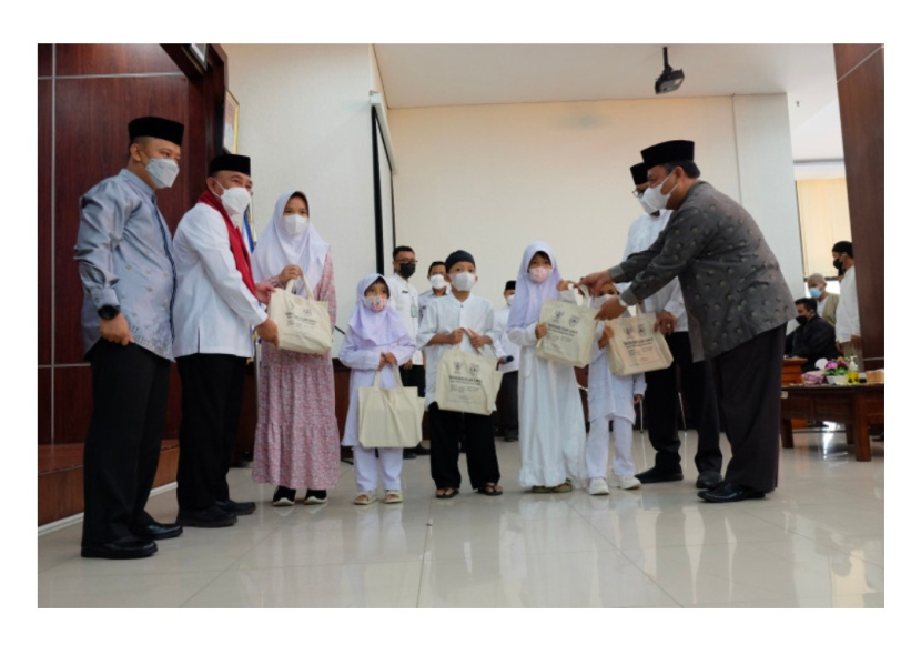 Wali Kota Depok, Mohammad Idris saat menyerahankan bantuan kepada salah satu anak yatim pada acara peringatan Tahun Baru Islam 1 Muharam 1444 Hijriah Tingkat Kota Depok di aula Teratai, Balai Kota Depok, Rabu (03/08/2022) (Foto: Dok Diskominfo Kota Depok). 