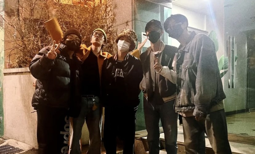 Para member BTS berkumpul dalam libur wamil Jin. Dok: Instagram stories @rkive