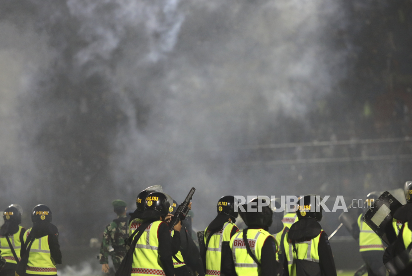 Kemampuan melumpuhkan manusia itu dikarenakan sifat gas air mata yang iritatif dan inflamatif. Ilustrasi.  Foto : republika