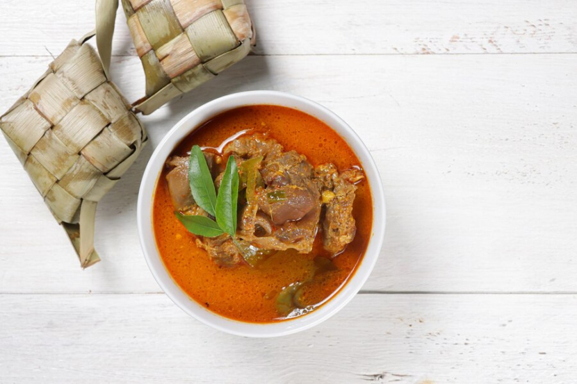 Kari kambing atau gulai kambing adalah makanan tradisional Indonesia yang biasa dimakan di Hari Raya Idul Adha. Foto: Freepik.